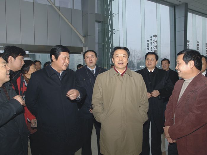 时任中华全国供销合作总社党组书记王君（前排右二）到免费在线看片视频集团调研